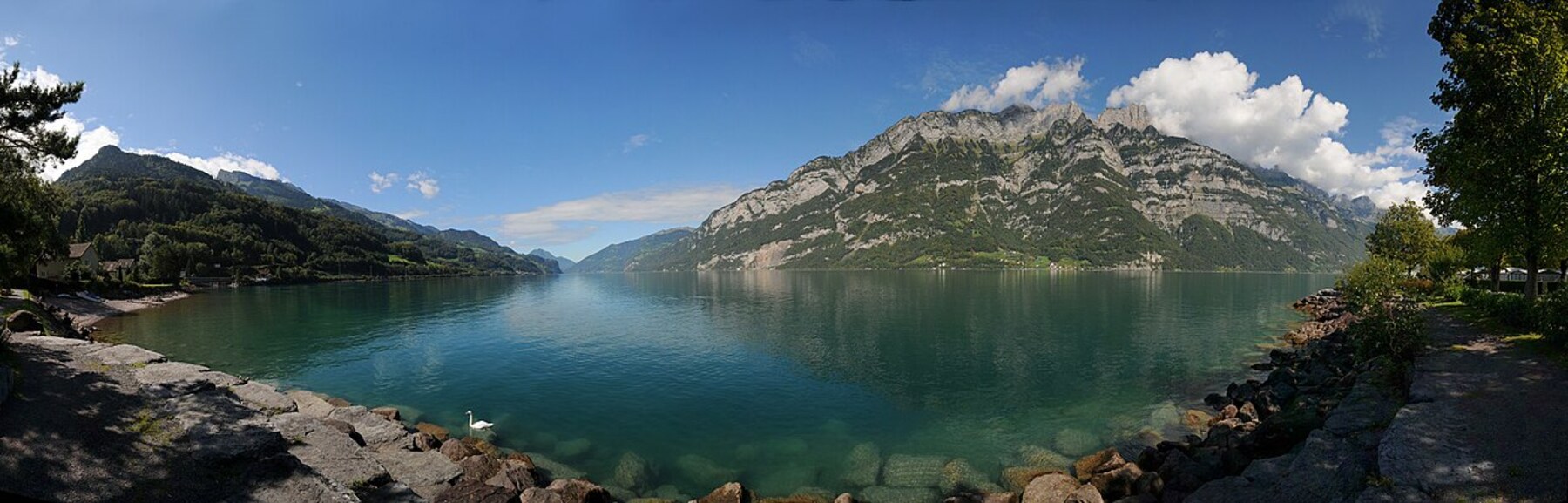 Walensee mit Blick auf die Schweizer Berglandschaft